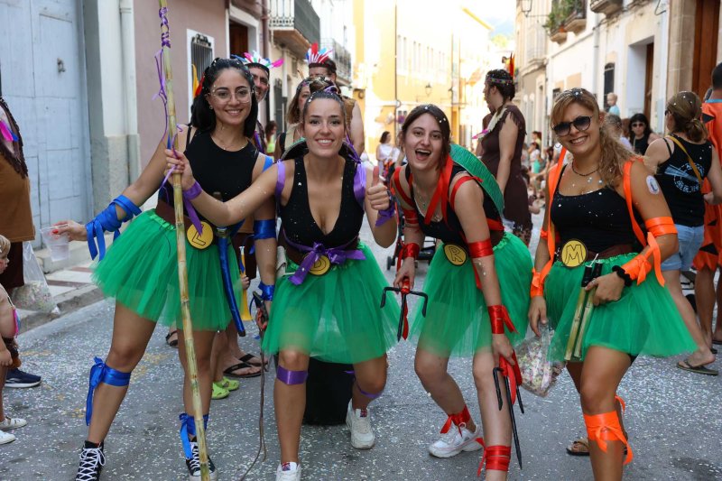 Les carrosses de Gata omplin el recorregut d’enginy, confeti,… i crítiques per l’entrada de bous “sorpresa” Les carrosses de Gata omplin el recorregut d’enginy, confeti,… i crítiques per l’entrada de bous “sorpresa”